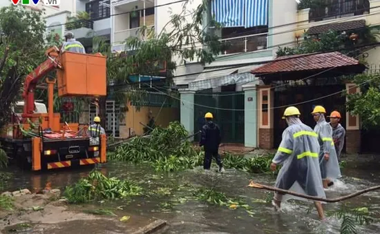 Bão số 12 càn quét Khánh Hòa, nhiều nhà dân bị đổ sập, hư hỏng nặng