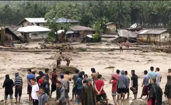 Hàng nghìn người Philippines trải qua ngày Giáng sinh ở nơi trú bão