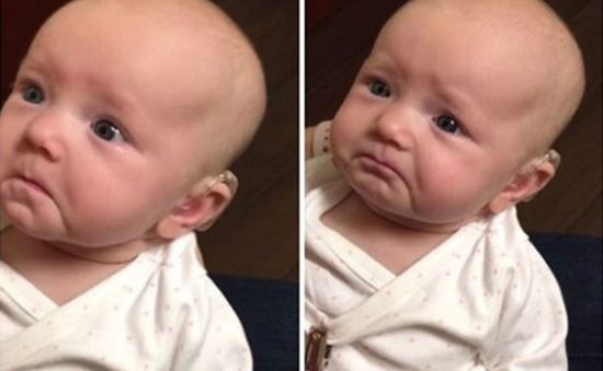 Em bé khiếm thính lần đầu tiên nghe thấy tiếng mẹ