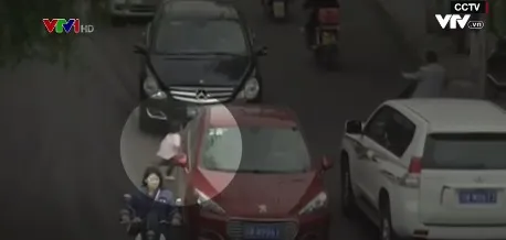 Bé gái sống sót kỳ diệu khi bị 2 ô tô chèn qua người