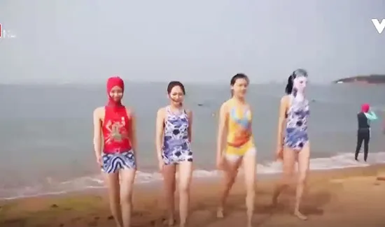 Độc đáo Facekini - Trang phục đi biển bảo vệ khuôn mặt