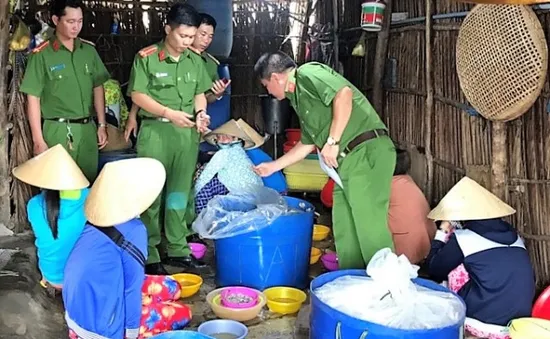 Bắt quả tang 3 cơ sở bơm tạp chất vào tôm ở Bạc Liêu