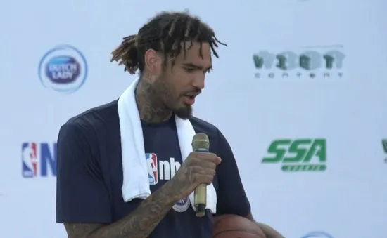 Cầu thủ bóng rổ Willie Cauley-Stein giao lưu với trẻ em Việt Nam