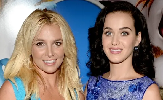 Katy Perry bị “ném đá” vì đá xoáy Britney Spears tại Grammy 2017