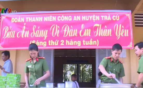 Trà Vinh: Công an huyện Trà Cú tổ chức bữa sáng cho học trò nghèo