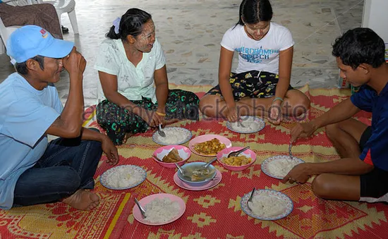 Ngồi ăn trên sàn nhà tốt cho sức khỏe