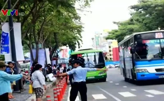 Hành khách lúng túng do di dời trạm xe bus Bến Thành