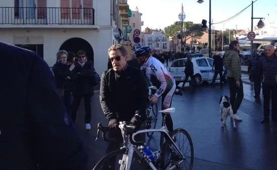 Cựu Tổng thống Pháp bị tuýt còi vì đạp xe ngược chiều