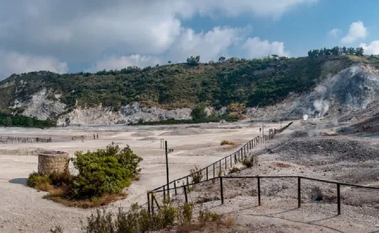 Siêu núi lửa Campi Flegrei ở Italy sắp phun trào