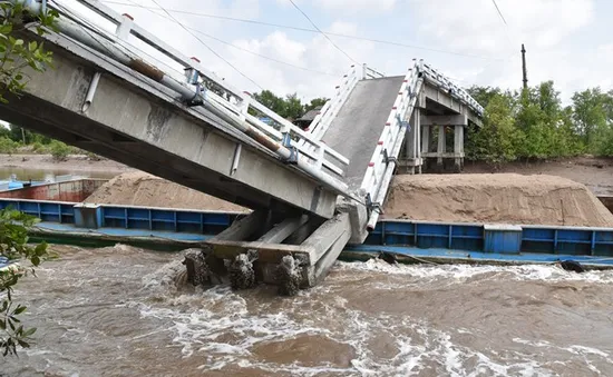 Sập cầu ở Cà Mau: 2 nạn  nhân được chuyển lên Bệnh viện Chợ Rẫy