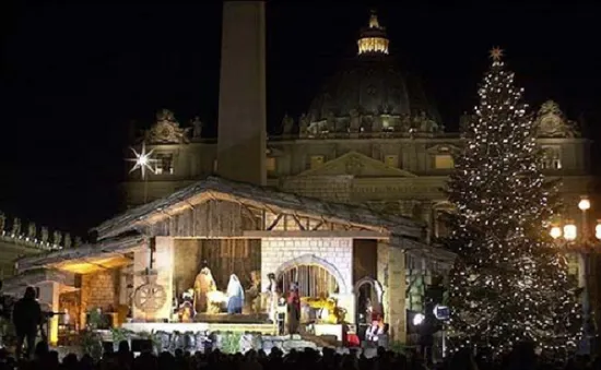 Vatican thắp sáng cây thông Noel và hang đá