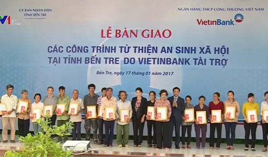 Chủ tịch Quốc hội trao nhà tình thương cho hộ nghèo Bến Tre