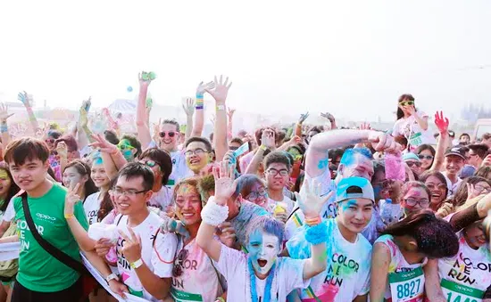 Giới trẻ Hà Nội "cháy" hết mình cùng Color me run 2017