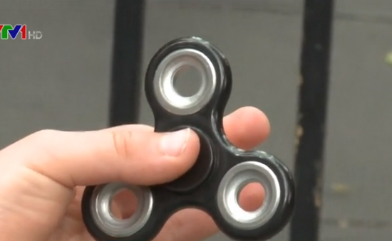 Trao lưu chơi con quay Fidget Spinner