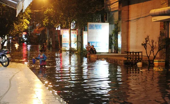 TP.HCM: Cống ngăn triều lại hỏng gây ngập nhà dân