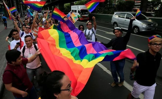 Hàng nghìn người diễu hành ủng hộ cộng đồng LGBT tại Mỹ