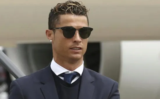 Tránh phóng viên, Ronaldo lặng lẽ rời tòa