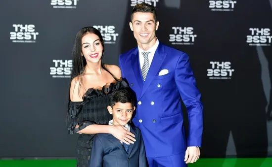 Ronaldo khoe tên con gái sắp chào đời