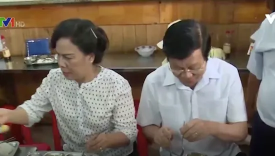 Nguyên Chủ tịch nước Trương Tấn Sang đến dùng bữa tại quán cơm 2.000 đồng