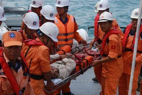 Kịp thời đưa ngư dân bị nạn trên biển về bờ chữa trị