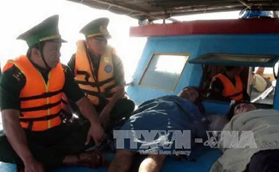 Bến Tre: Cứu 5 ngư dân gặp nạn trên biển
