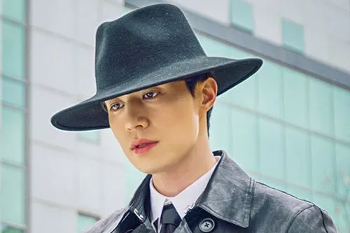 Lee Dong Wook phiền lòng vì bị tố "đeo bám" biên kịch phim Goblin