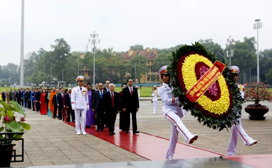 Đại biểu Quốc hội vào Lăng viếng Bác trước kỳ họp mới