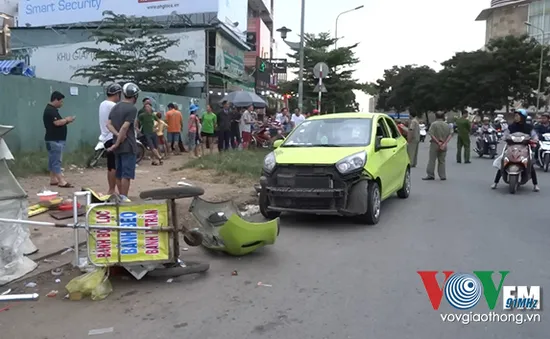 TP.HCM: Xe hơi, xe máy rượt đuổi nhau, lao vào đám đông ven đường