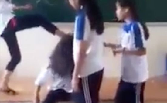 Hà Nội: Đình chỉ học 6 nữ sinh “đánh hội đồng”,  lột áo bạn ngay tại lớp