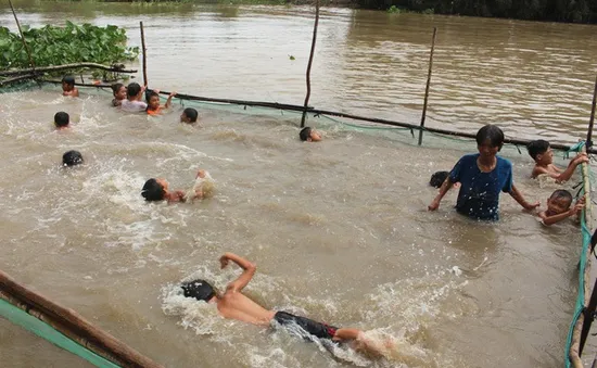 Bà giáo dạy bơi 60 tuổi ở Đồng Tháp được tôn vinh là phụ nữ tiêu biểu toàn cầu