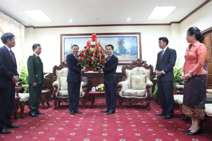 Lãnh đạo Việt Nam gửi lẵng hoa, điện mừng tới Lãnh đạo cấp cao Lào