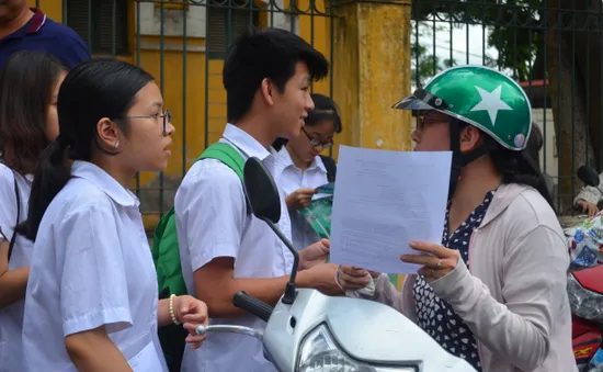 “Soi” học phí các trường tuyển sinh đầu cấp khiến phụ huynh Hà Nội “phát sốt”