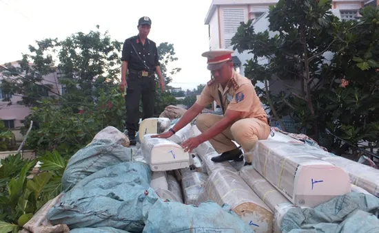 Tiền Giang: Bắt giữ xe tải chở hàng trăm máy lạnh nhập lậu