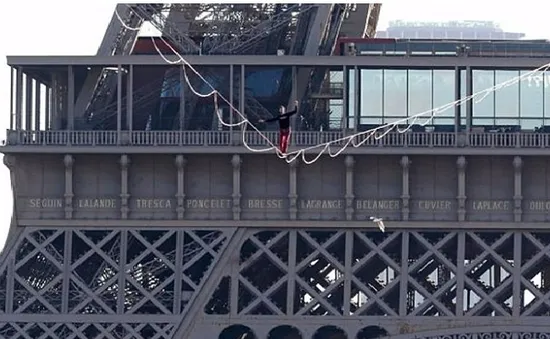 “Thót tim” với màn đu dây qua tháp Eiffel