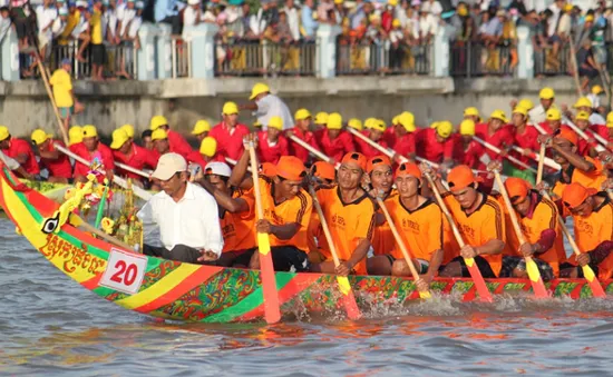 Tưng bừng giải đua ghe ngo trong Ngày hội VH, TT và DL đồng bào Khmer Nam Bộ