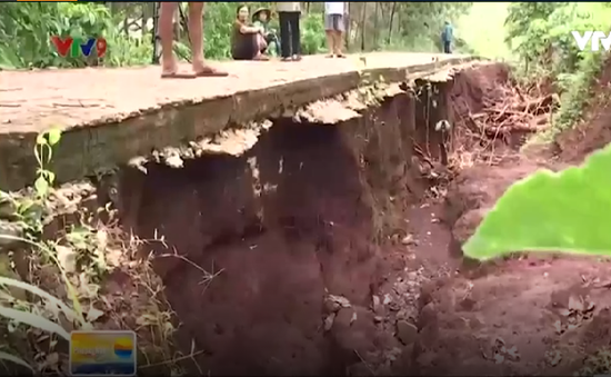 Bình Phước: Đường nông thôn mới hỏng vì nước mưa chảy xuống quá mạnh