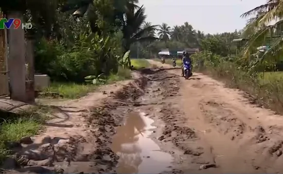 Vĩnh Long: Thi công đường chậm tiến độ, người dân đi lại khó khăn