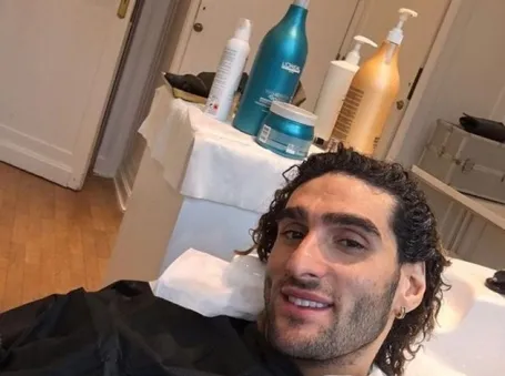 Vì mái tóc xù, Fellaini xây hẳn salon tại gia