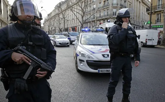 Pháp: Lao xe vào quán cà phê, 6 người thương vong