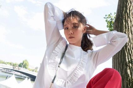 Gong Hyo Jin khác lạ với tạo hình "gái quê" ở Paris