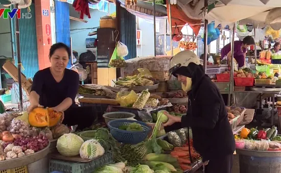 Mưa liên tục, rau củ tăng giá gấp 2 - 3 lần ngày thường