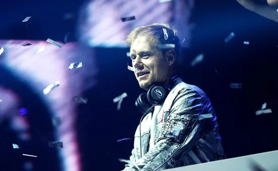 "Bùng nổ" buổi biểu diễn của DJ số một thế giới Armin Van Buuren