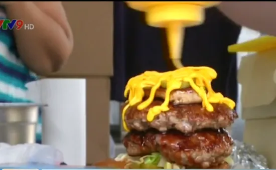 Bánh hamburger phủ vàng 24K