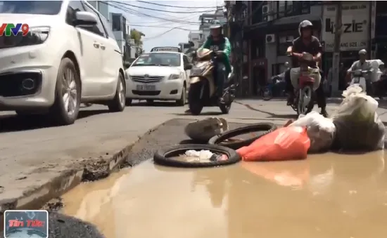 “Hố tử thần” giữa quận 3 (TP.HCM) được chắn bằng túi rác