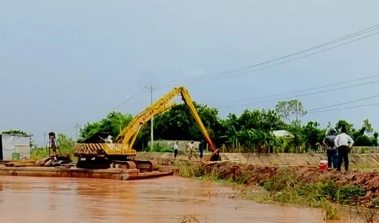 Đồng Tháp khẩn trương gia cố đê bao bị sụp lún