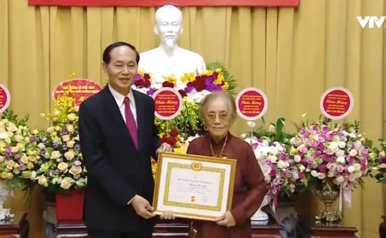 Đồng chí Nguyễn Thị Bình nhận huy hiệu 70 năm tuổi Đảng