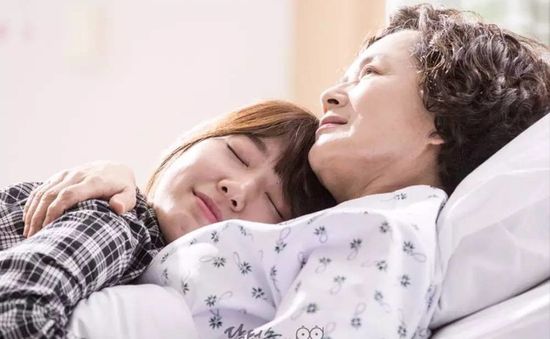 Park Shin Hye khóc nức nở trước di hài “bà ngoại” Kim Young Ae