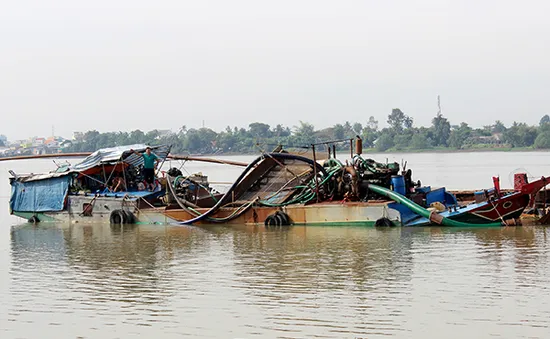 Bắt sà lan và ghe lớn bơm hút cát lậu tại Đồng Nai