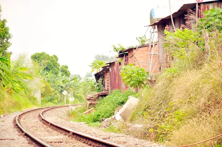 Cưỡng chế hàng loạt công trình lấn chiếm hành lang đường sắt ở Đồng Nai