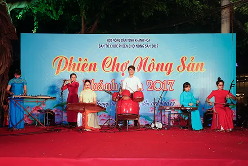 Khai mạc phiên chợ nông sản tại Khánh Hòa